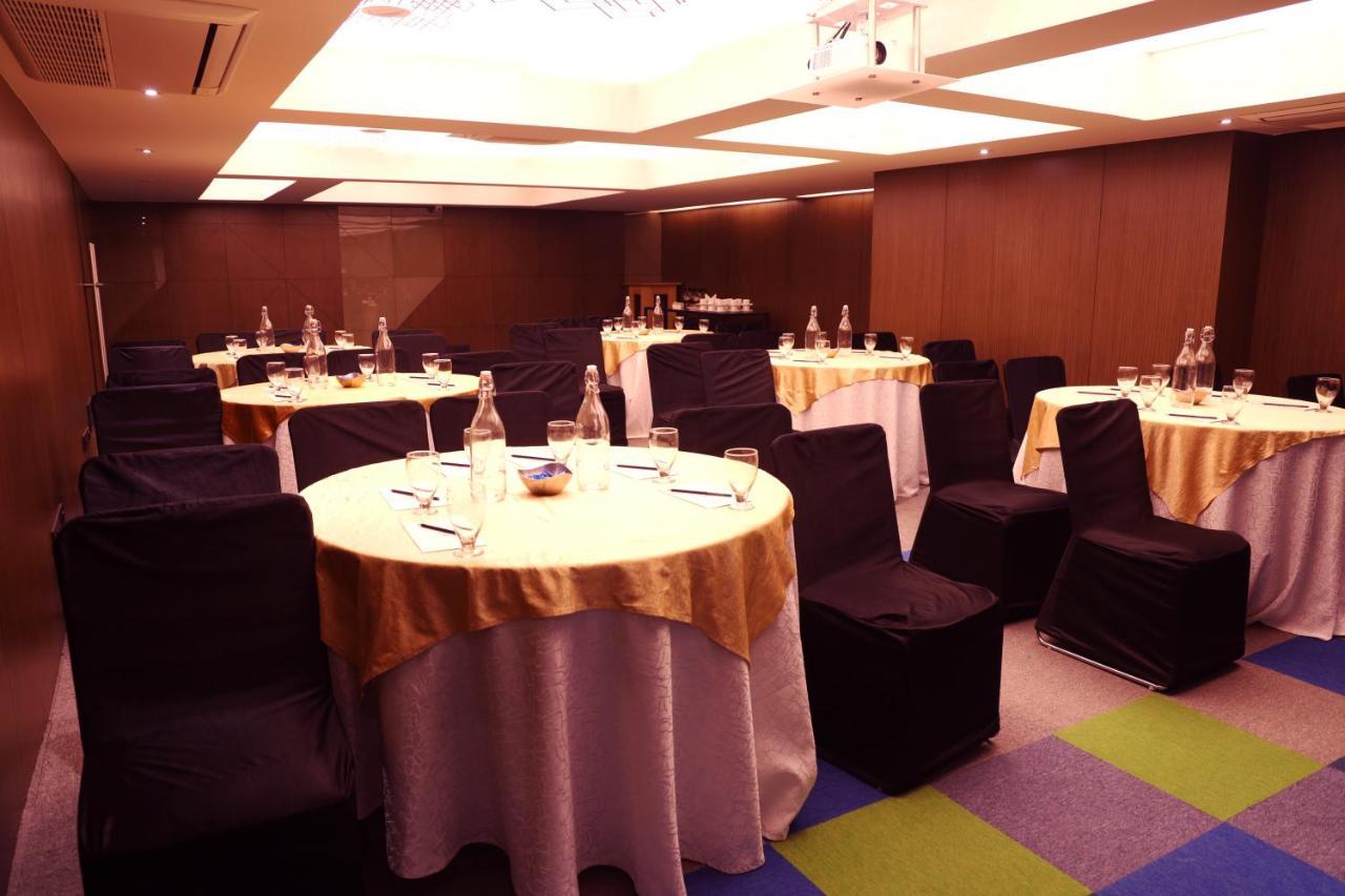 Royal Orchid Golden Suites Πούνε Εξωτερικό φωτογραφία