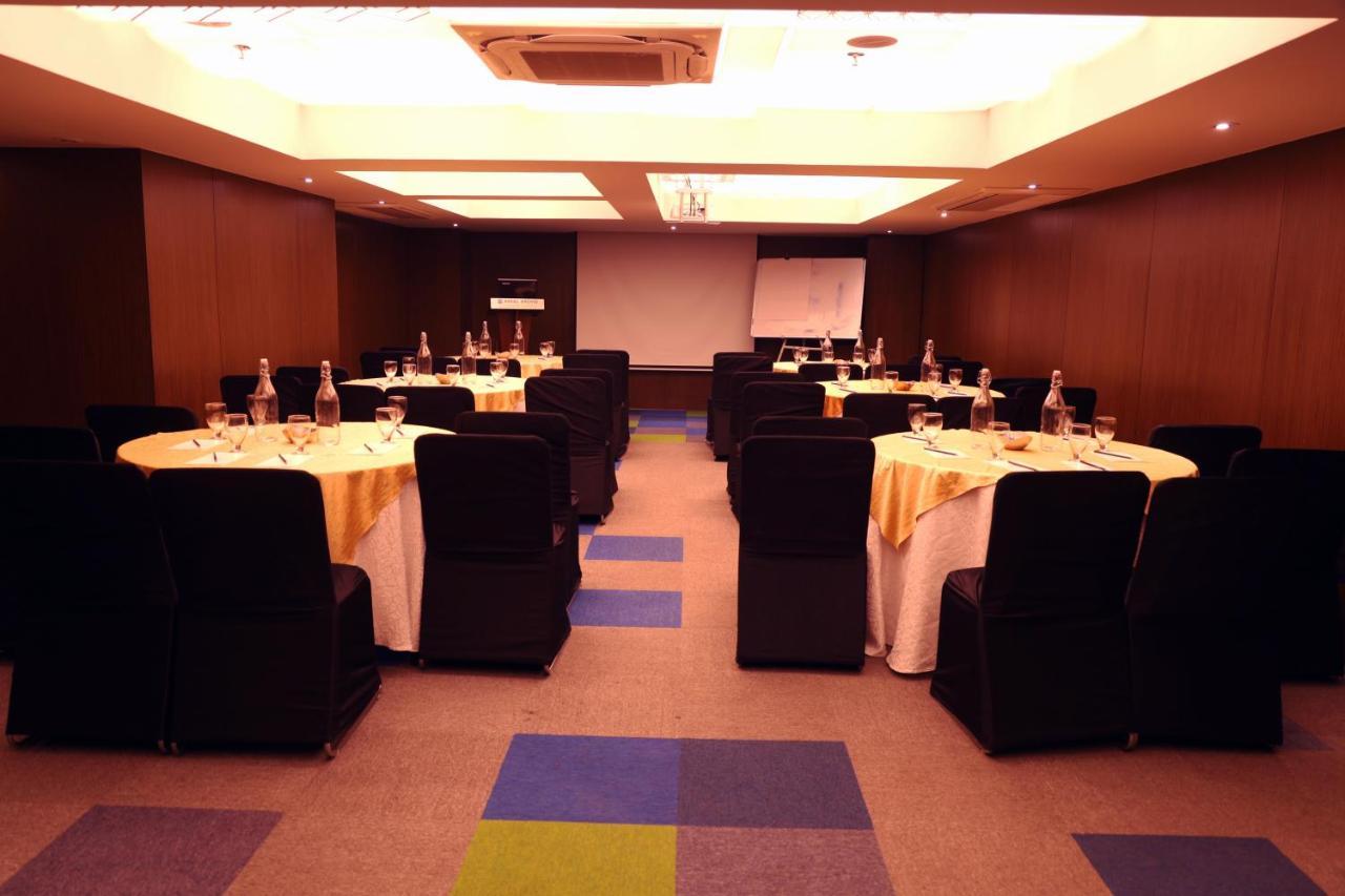 Royal Orchid Golden Suites Πούνε Εξωτερικό φωτογραφία