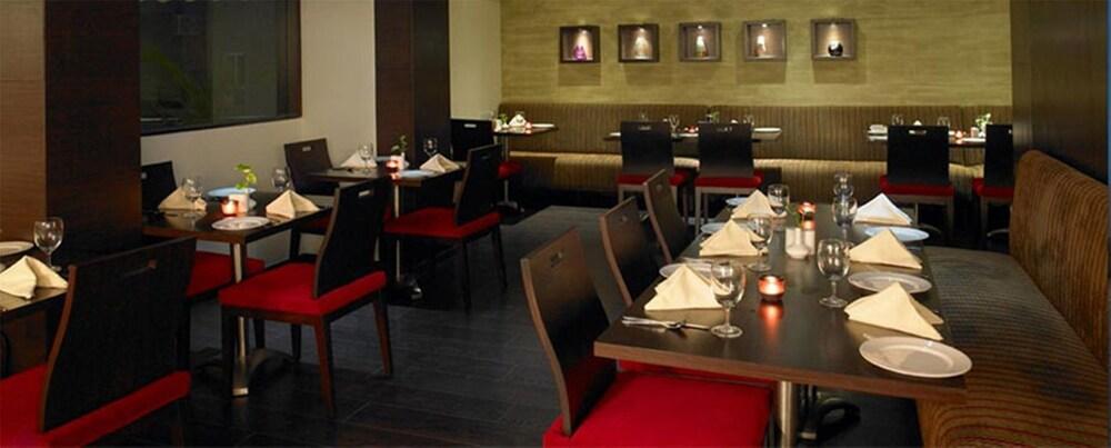 Royal Orchid Golden Suites Πούνε Εξωτερικό φωτογραφία