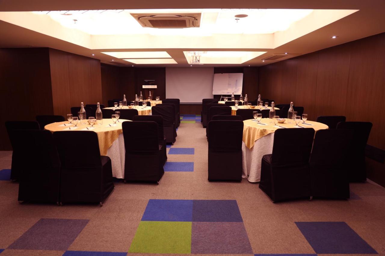 Royal Orchid Golden Suites Πούνε Εξωτερικό φωτογραφία