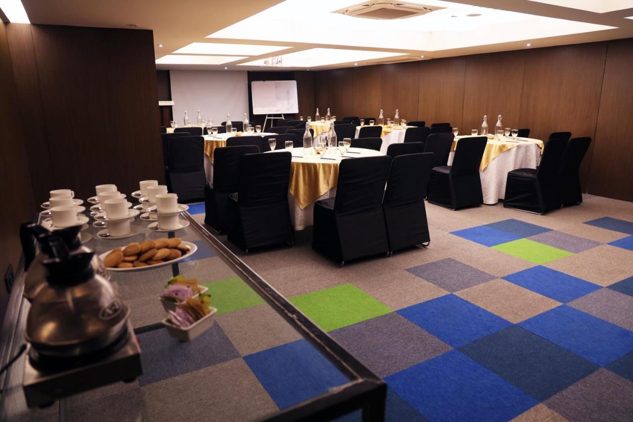 Royal Orchid Golden Suites Πούνε Εξωτερικό φωτογραφία
