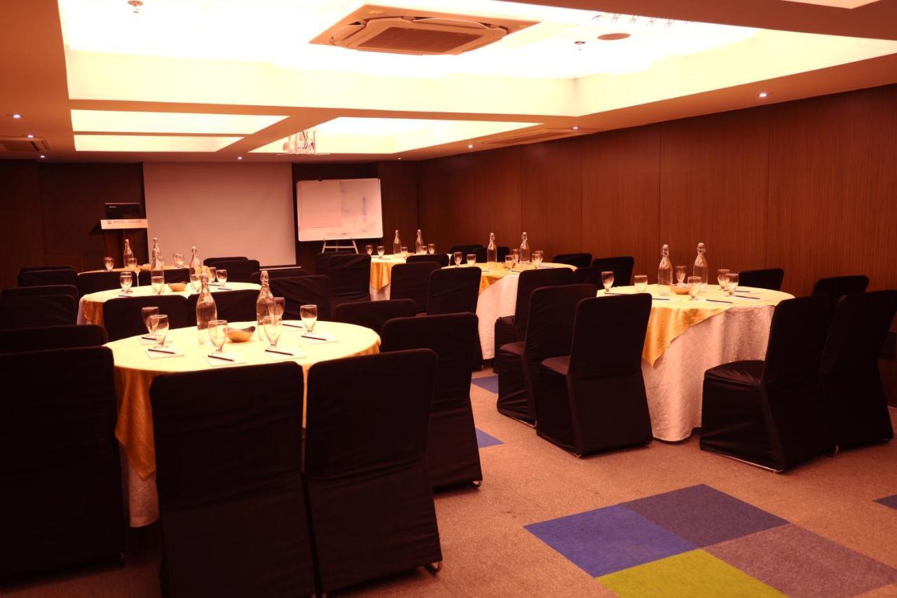 Royal Orchid Golden Suites Πούνε Εξωτερικό φωτογραφία