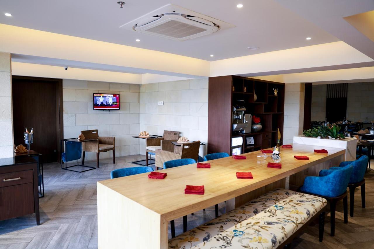 Royal Orchid Golden Suites Πούνε Εξωτερικό φωτογραφία