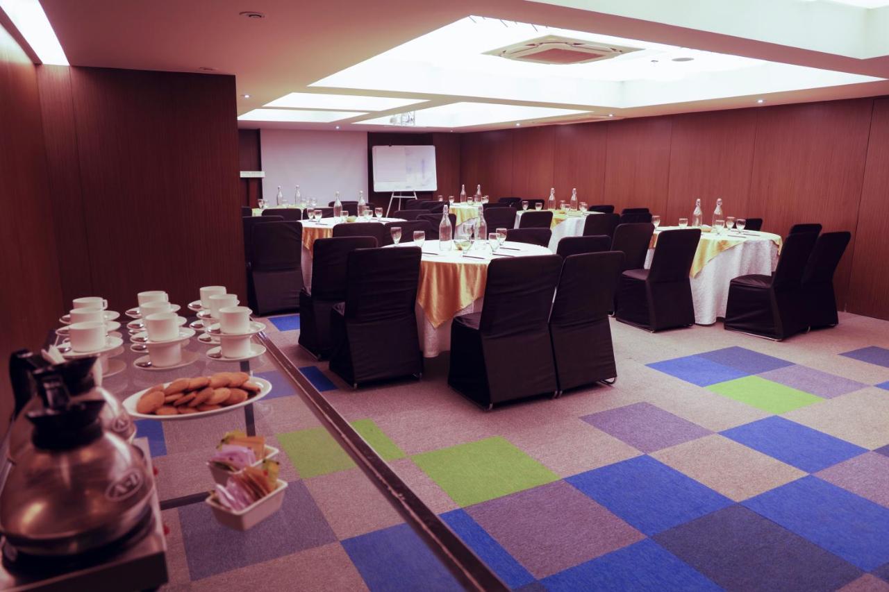 Royal Orchid Golden Suites Πούνε Εξωτερικό φωτογραφία