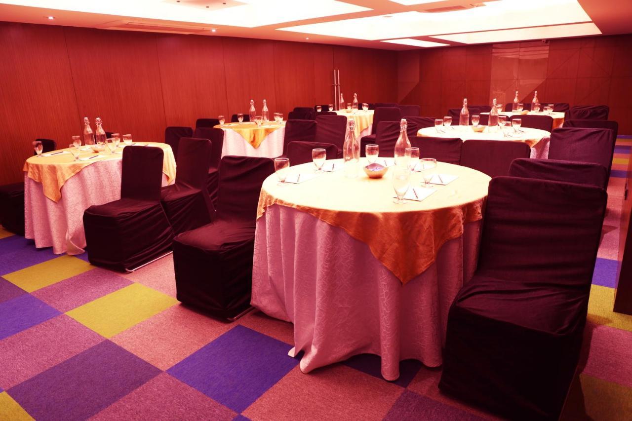 Royal Orchid Golden Suites Πούνε Εξωτερικό φωτογραφία
