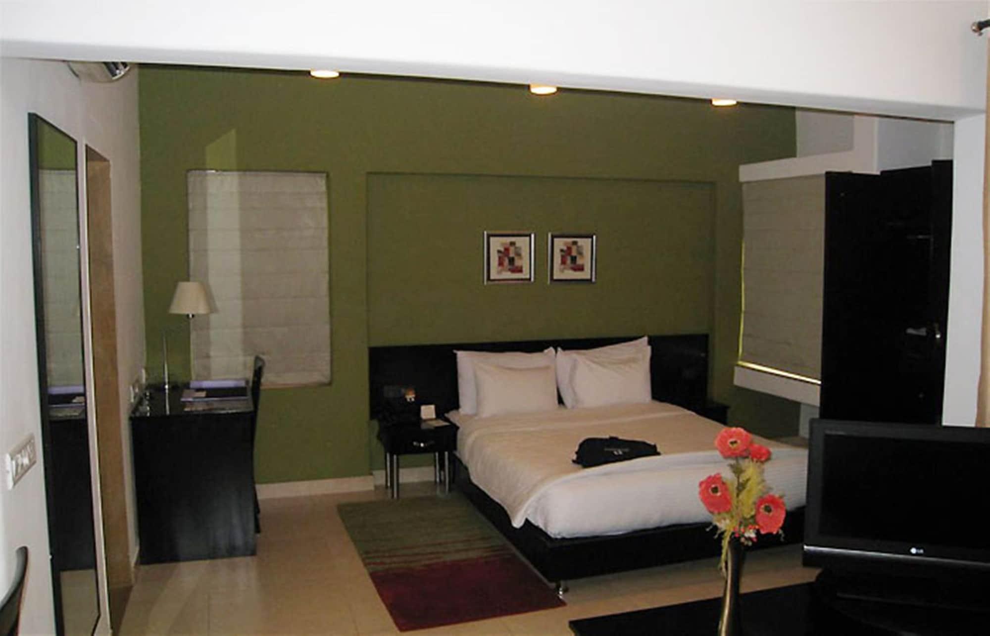 Royal Orchid Golden Suites Πούνε Εξωτερικό φωτογραφία