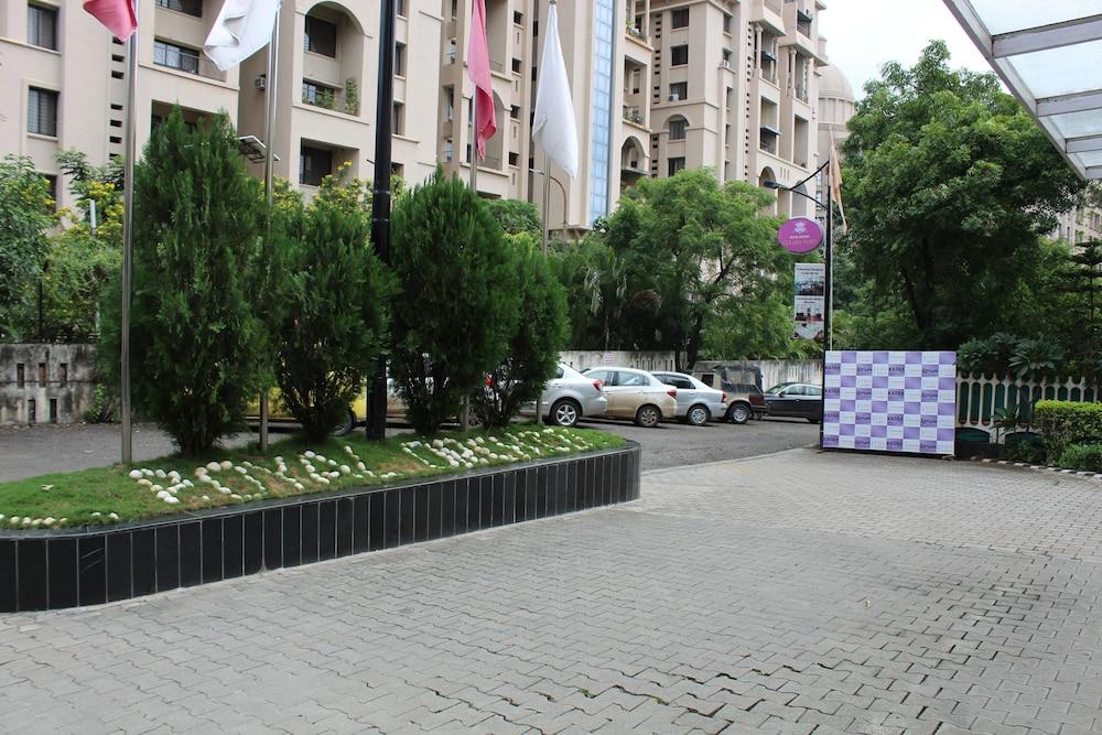 Royal Orchid Golden Suites Πούνε Εξωτερικό φωτογραφία