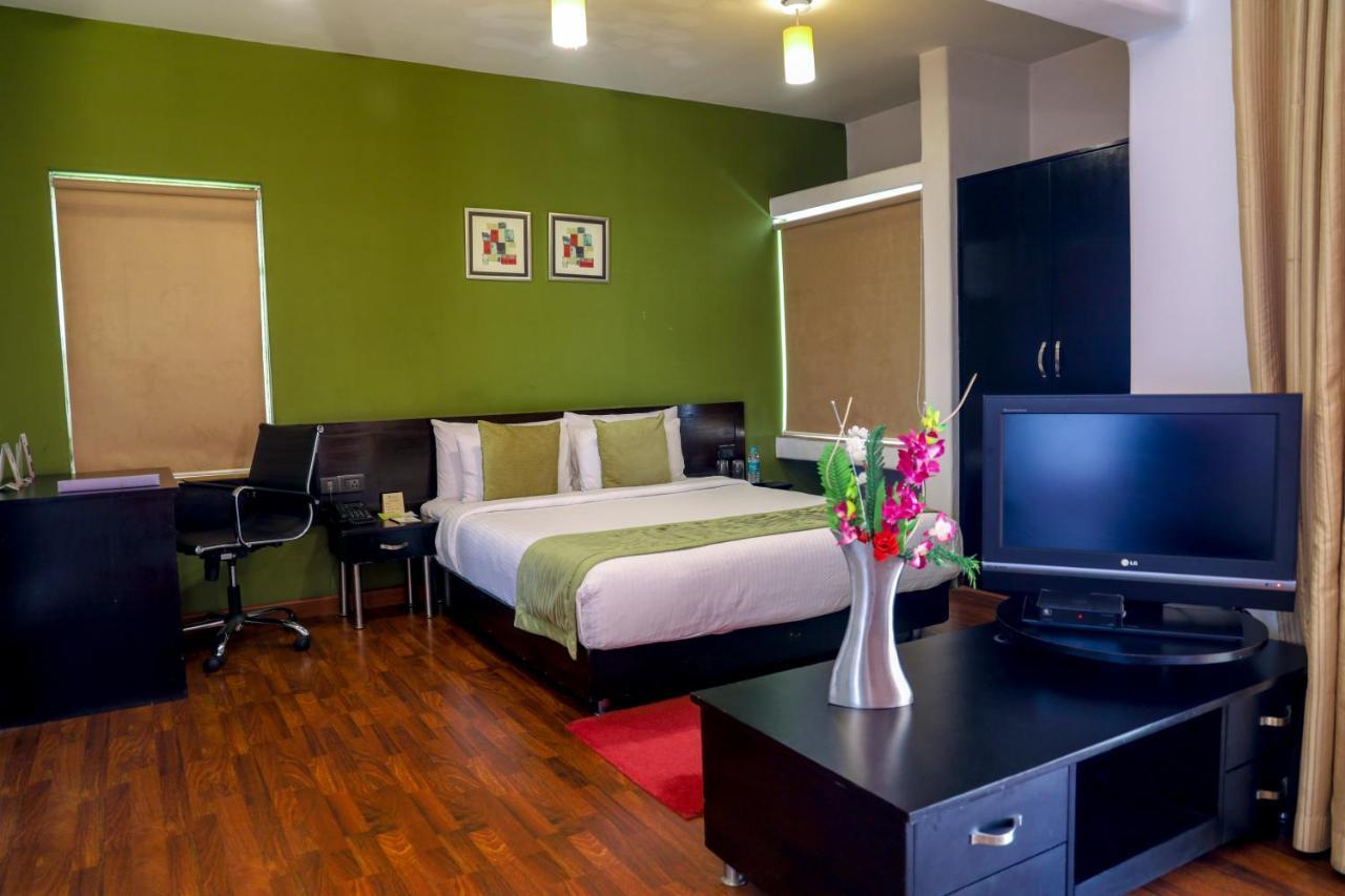 Royal Orchid Golden Suites Πούνε Εξωτερικό φωτογραφία
